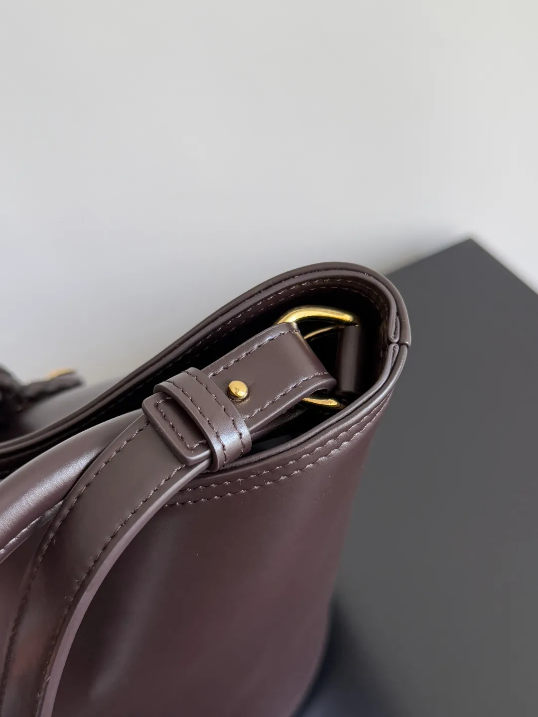 Batch 1920 BOTTEGA VENETA 2025 new women's LIBERTA small bucket bag The wind of "freedom" is still blowing towards summer🫧Unique bag shape and large enough capacity. This kind of small bag has always been very popular in summer. It can easily store essential items such as sunscreen and mini 5-fold umbrella when carrying it when going out. It uses braided knots and horseshoe buckle shapes. The metal ring is used for opening and closing, and the classic weaving is only used as an embellishment here, giving way to the simplicity of all-leather. It is a true combination of innovation and classics. It is also equipped with a detachable long shoulder strap. Friends who don’t like to carry it on the shoulder can only buy this bag and have more choices. Style number: 806038 Size: 30*18*18cm